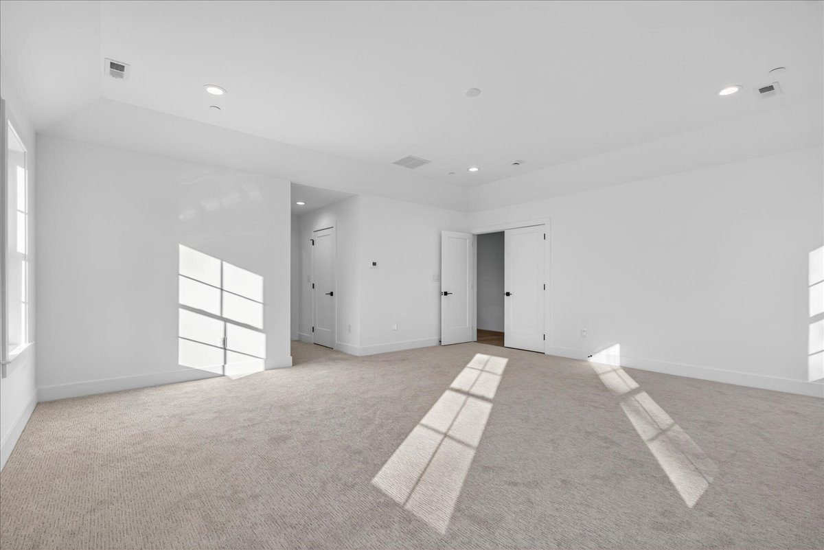 Large bonus room